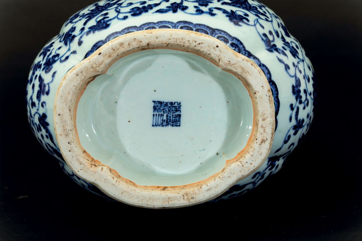 Vaso in Porcellana Bianca e Blu a Doppia Ansa con Decoro a Fiori di Loto, Cina, Dinastia Qing, XI...