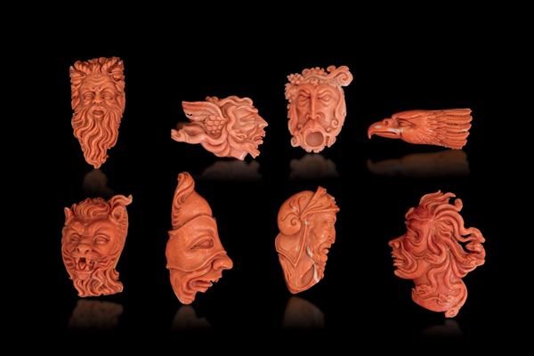Lotto composto da otto pendenti scolpiti in corallo raffiguranti soggetti diversi ispirati al mondo della classicità, Cina, inizio XX secolo