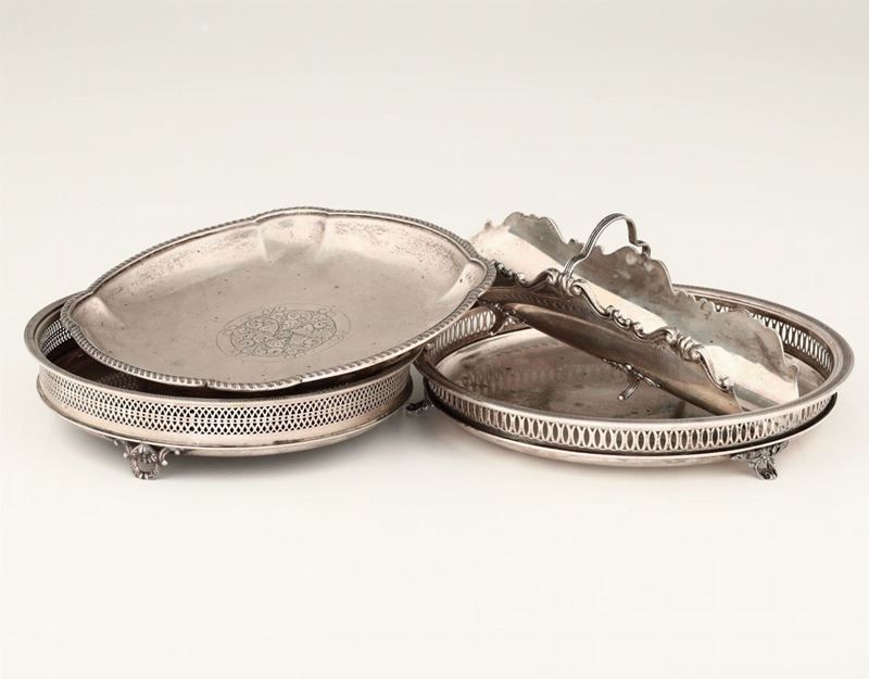 Lotto composto da due centrotavola traforati, un piatto con piedini e portagrissini in argento, XX secolo  - Auction Silvers - Timed Auction - Cambi Casa d'Aste