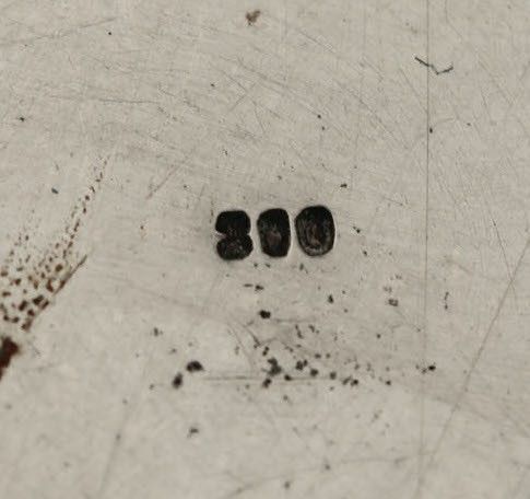 Lotto Composto da Piatto Tondo da Portata e 12 Piattini in Argento. XX Secolo