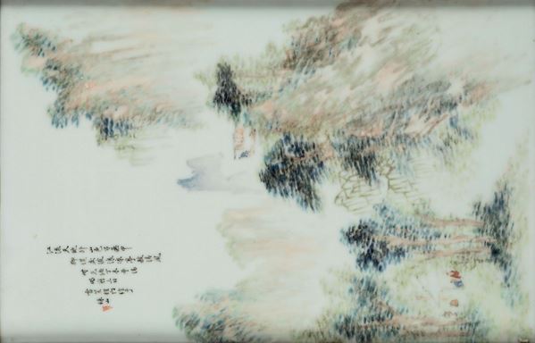 Placca in porcellana a smalti policromi raffigurante paesaggio con iscrizione, Cina, inizi XX secolo
