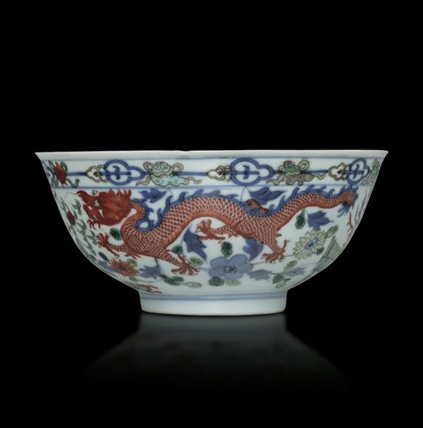 Ciotola in porcellana a smalti policromi con figure di draghi e fenici, Cina, Dinastia Qing, marchio e del periodo Qianlong (1736-1796)