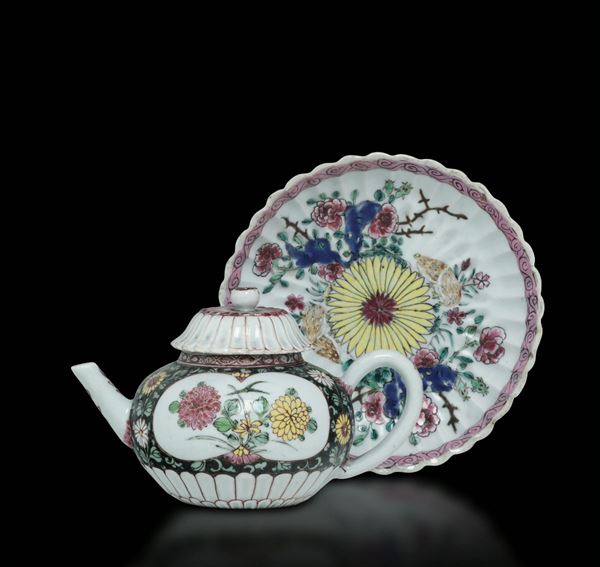 Teiera con piattino in porcellana Famiglia Rosa con scene naturalistiche entro riserve e decori floreali, Cina, Dinastia Qing, epoca Yongzheng (1723-1735)
