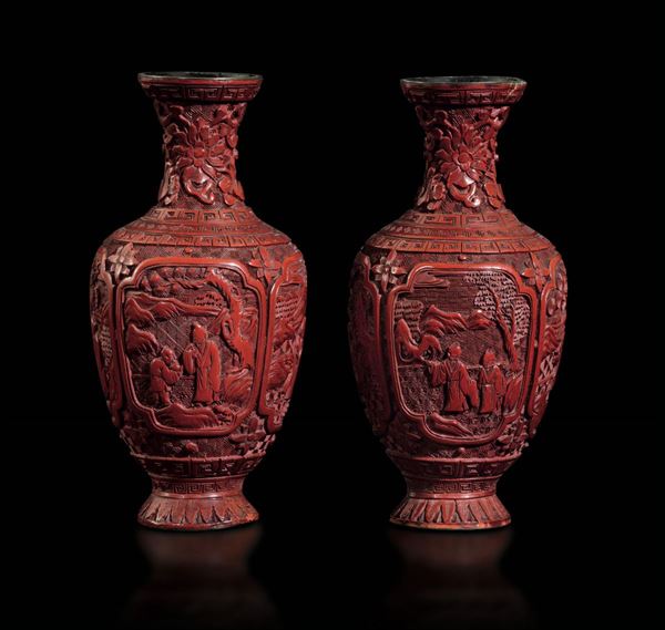 Coppia di vasi in lacca rossa con scene di vita comune entro riserve e decori floreali, Cina, Dinastia Qing, epoca Jiaqing (1796-1820)