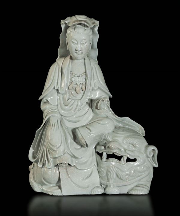 Figura di Guanyin con collana seduta su leone in porcellana Blanc de Chine, Cina, Dinastia Qing, epoca Qianlong (1736-1796)