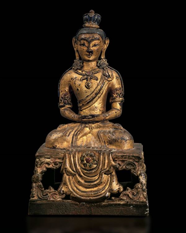 Figura di Amitayus in bronzo con tracce di policromia e inserti in pietre dure, Cina, Dinastia Qing, marchio e del periodo Qianlong (1736-1796)