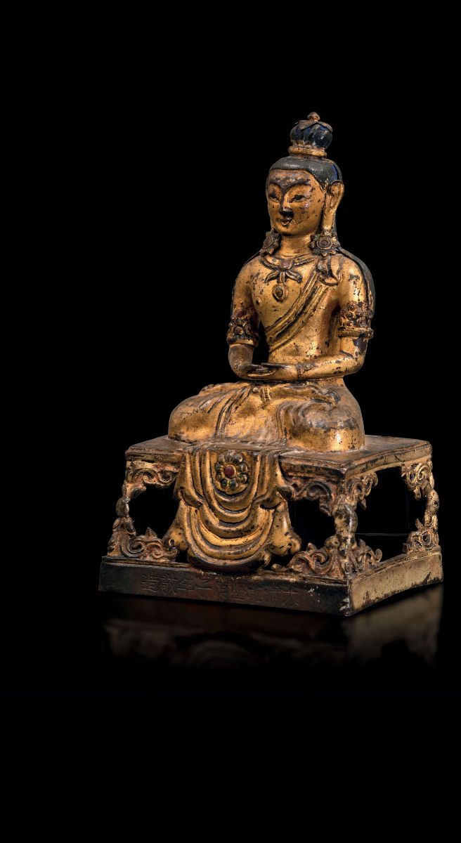Figura di Amitayus in Bronzo con Tracce di Policromia e Inserti in Pietre Dure, Cina, Dinastia Qi...