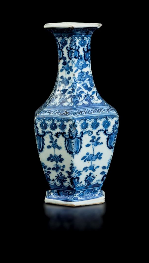 Vaso a sezione esagonale in porcellana bianca e blu con decoro floreale emtro montatura in bronzo dorato, Cina, Dinastia Qing, epoca Guangxu (1875-1908)