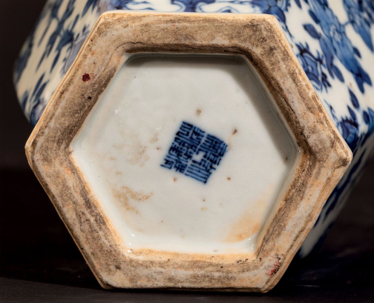 Vaso a Sezione Esagonale in Porcellana Bianca e Blu con Decoro Floreale Emtro Montatura in Bronzo...