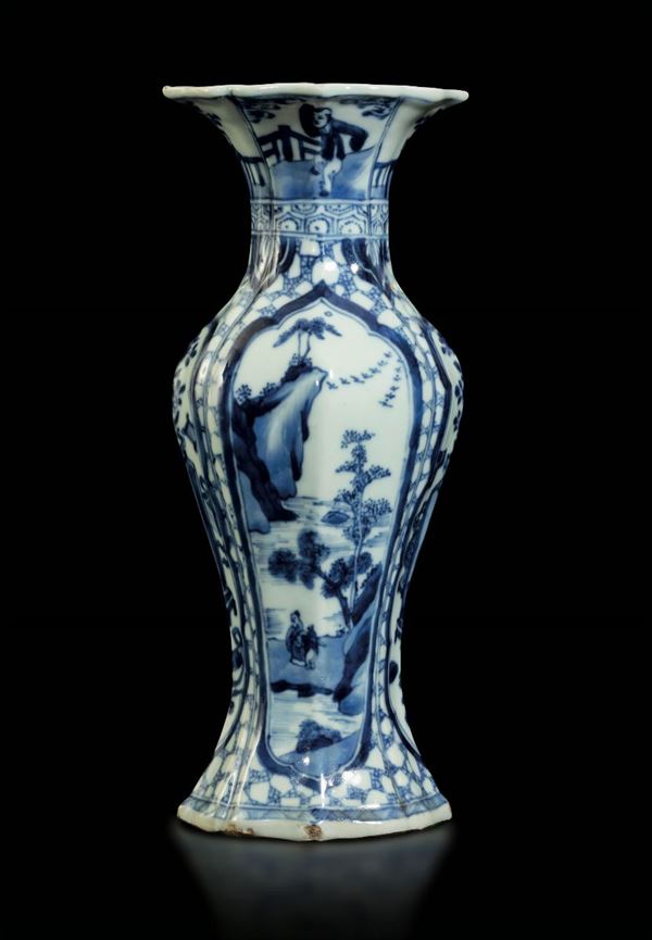 Vaso in porcellana bianca e blu con raffigurazioni naturalistiche e scene di vita comune entro riserve, Cina, Dinastia Qing, epoca Kangxi (1662-1722)