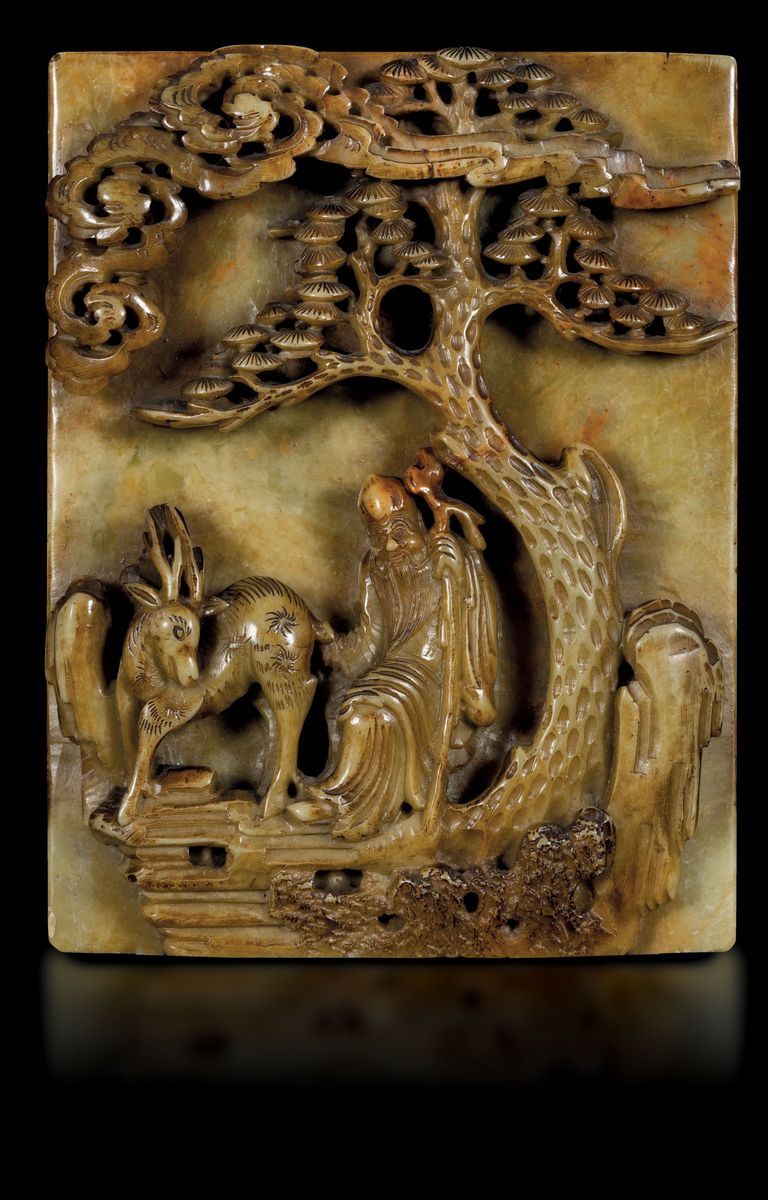 Placca scolpita in saponaria con figura di Shoulao entro paesaggio, Cina, Dinastia Qing, epoca Jiaqing (1796-1820)  - Asta Fine Chinese Works of Art - Cambi Casa d'Aste