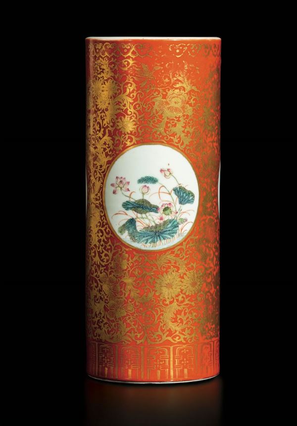 Vaso cilindrico in porcellana a smalti policromi con scene naturalistiche entro riserve e decoro floreale lumeggiato in oro su fondo arancio, Cina, Dinastia Qing, marchio e del periodo Guangxu (1875-1908)