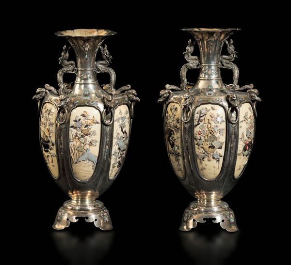 Coppia di vasi in argento con intarsi in avorio, madreperla e corallo a soggetto naturalistico entro  [..]