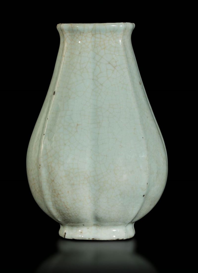 Vaso in porcellana Guan con corpo scanalato, Cina, Dinastia Qing, epoca Kangxi (1662-1722)  - Asta Fine Chinese Works of Art - Cambi Casa d'Aste