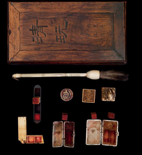 Scatola in legno con iscrizione incisa contenente pennello e sette sigilli in avorio e in pietra di Tianhuang, Cina, Dinastia Ming e Qing