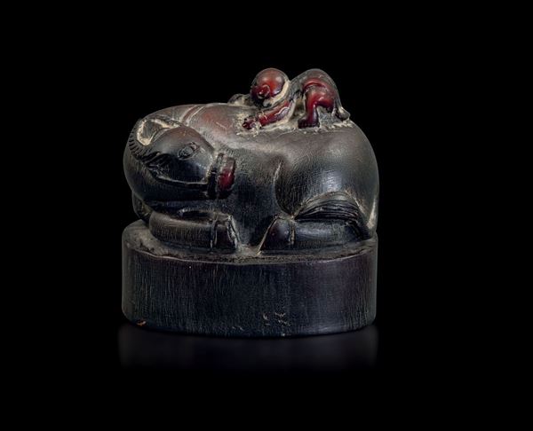 Sigillo scolpito in corno di rinoceronte con figura di bambino seduto su bue, Cina, Dinastia Qing, epoca Kangxi (1662-1722)