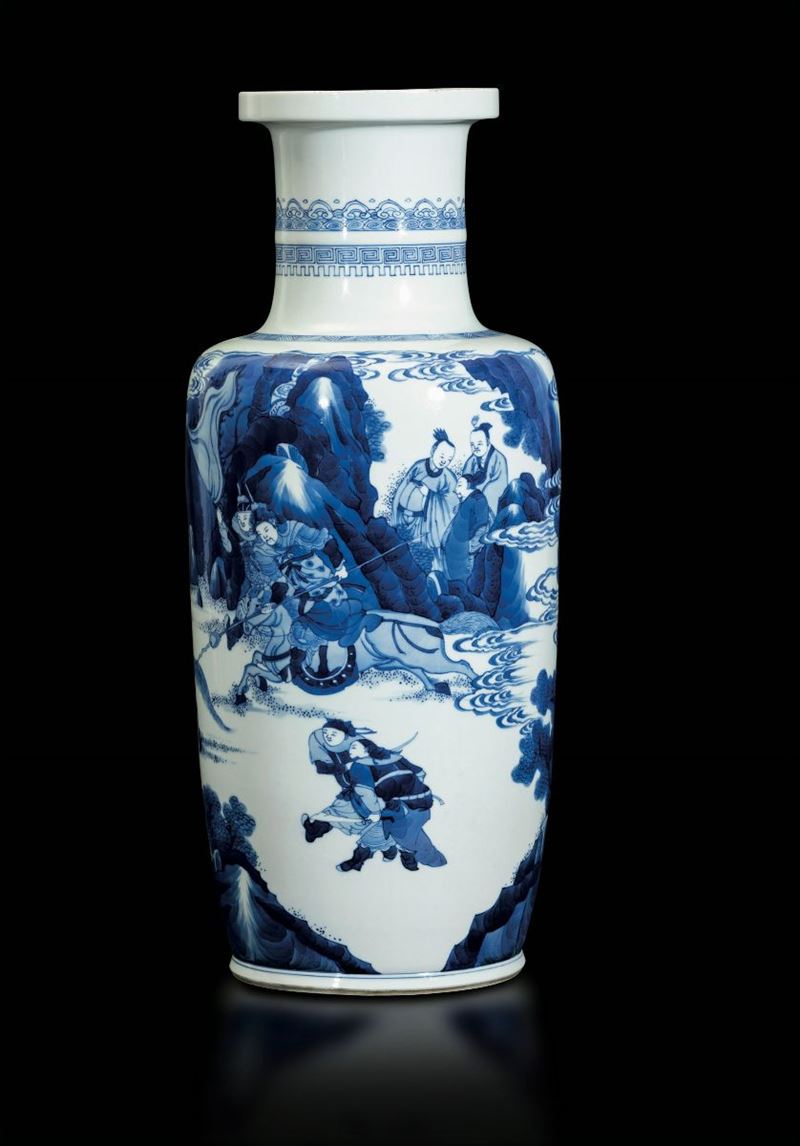 Vaso Rouleau in porcellana bianca e blu con figure di guerrieri, Cina, Dinastia Qing, probabilmente epoca Kangxi (1662-1722)  - Asta Fine Chinese Works of Art - Cambi Casa d'Aste