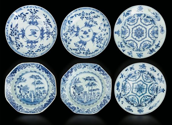 Tre coppie di piatti in porcellana bianca e blu con decori naturalistici e floreali, Cina, Dinastia Qing, epoca Kangxi (1662-1722)