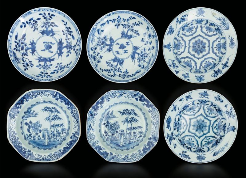 Tre coppie di piatti in porcellana bianca e blu con decori naturalistici e floreali, Cina, Dinastia Qing, epoca Kangxi (1662-1722)  - Asta Fine Chinese Works of Art - Cambi Casa d'Aste