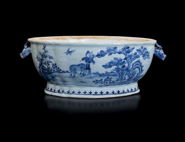 Zuppiera senza coperchio in porcellana bianca e blu con scena naturalistica e prese a foggia di testa di cerbiatto, Cina, Dinastia Qing, epoca Qianlong (1736-1796)