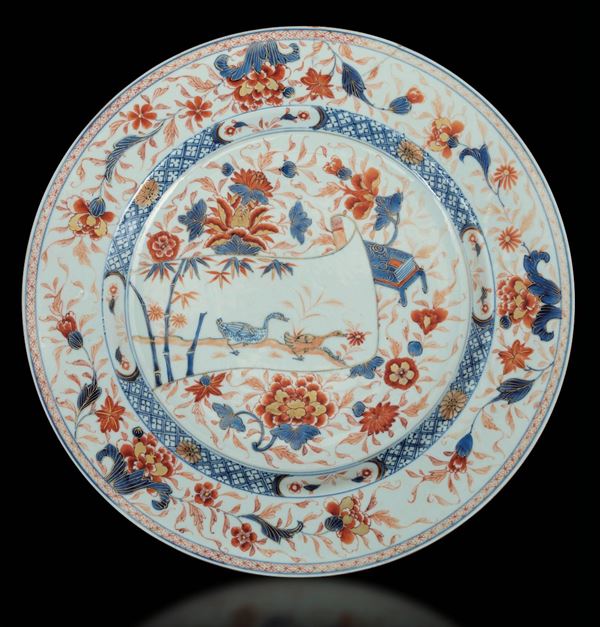 Coppia di piatti in porcellana a smalti policromi con scene naturalistiche e decori floreali sui toni del blu e del rosso, Cina, Dinastia Qing, epoca Kangxi (162-1722)