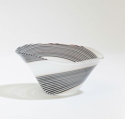 Dino Martens (1894-1970), Coppa troncoconica in vetro di Murano, Filigrana semplice a fascia bian...