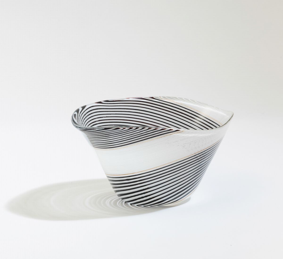 Dino Martens (1894-1970), Coppa troncoconica in vetro di Murano, Filigrana semplice a fascia bian...