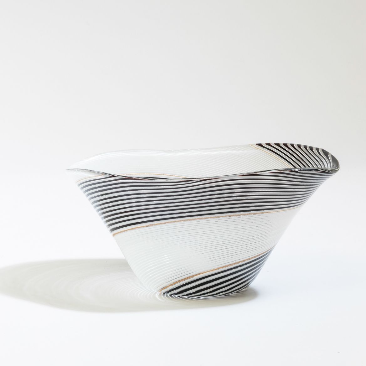 Dino Martens (1894-1970), Coppa troncoconica in vetro di Murano, Filigrana semplice a fascia bian...