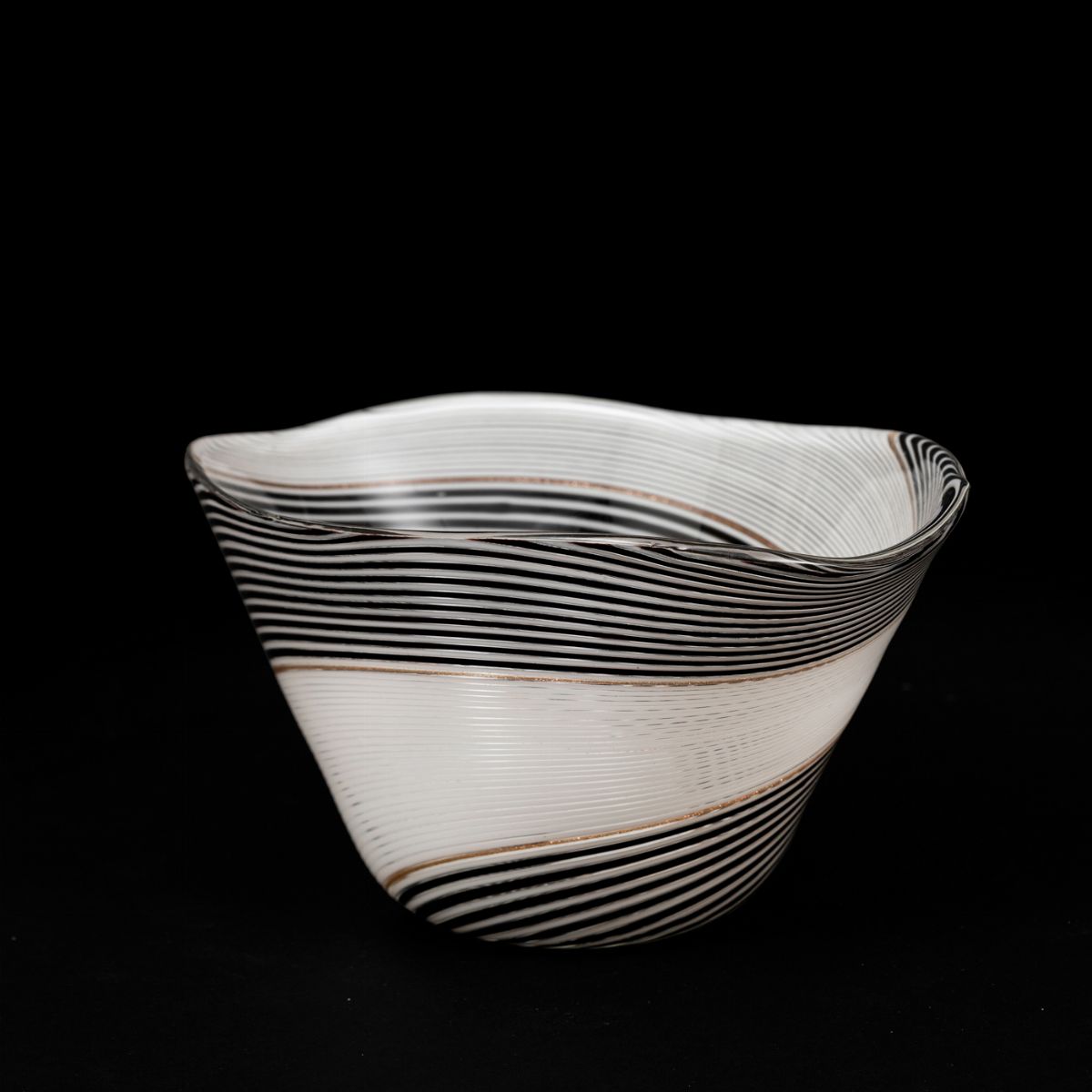 Dino Martens (1894-1970), Coppa troncoconica in vetro di Murano, Filigrana semplice a fascia bian...
