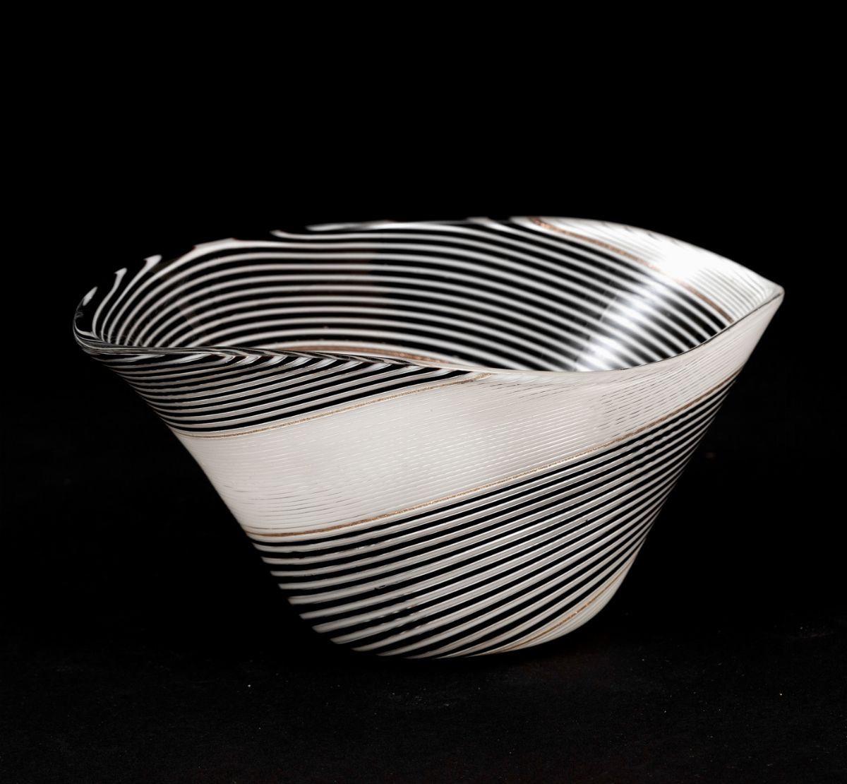 Dino Martens (1894-1970), Coppa troncoconica in vetro di Murano, Filigrana semplice a fascia bian...