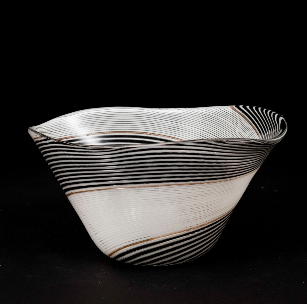 Dino Martens (1894-1970), Coppa troncoconica in vetro di Murano, Filigrana semplice a fascia bian...