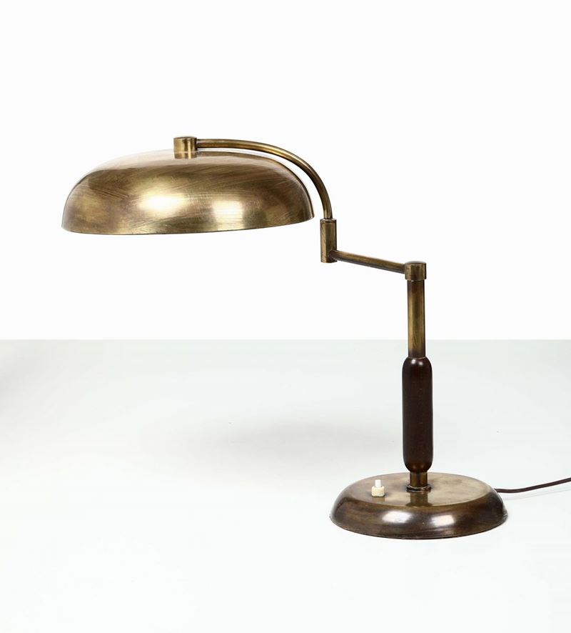 Lampada da tavolo ministeriale con struttura in ottone. Prod. Italia, 1950 ca. cm 54x27,5x39  - Auction Design - Cambi Casa d'Aste
