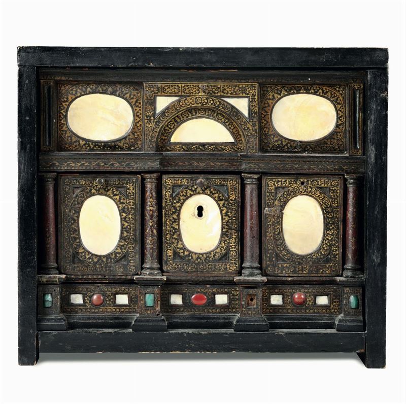 Piccolo stipo in legno ebanizzato, dorato, madreperla e pietre dure, Venezia XVI-XVII secolo  - Asta Antiquariato - Cambi Casa d'Aste