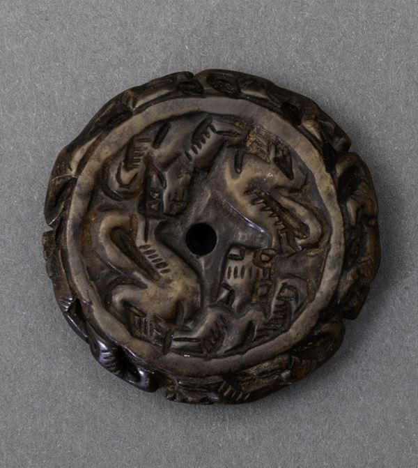 Piccolo disco scolpito in giada con figure di draghi a rilievo, Cina, XX secolo