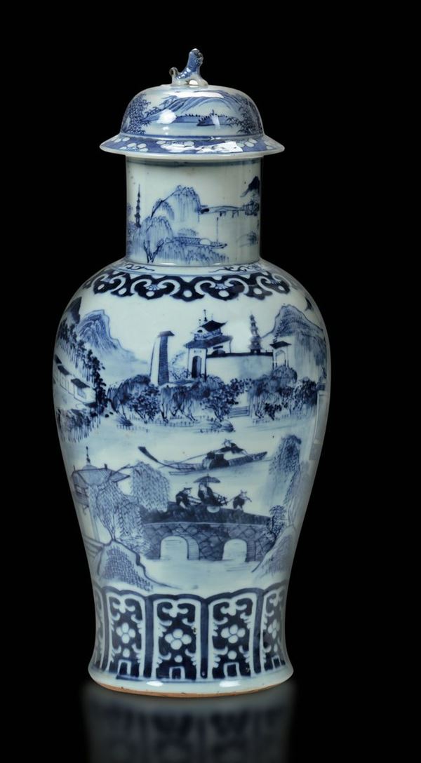 Potiche in porcellana bianca e blu con raffigurazione di paesaggio con figure e presa a foggia di leone, Cina, Dinastia Qing, epoca Qianlong (1736-1796)