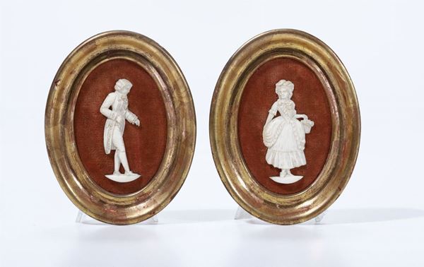 Coppia di figure in avorio scolpito, XIX secolo