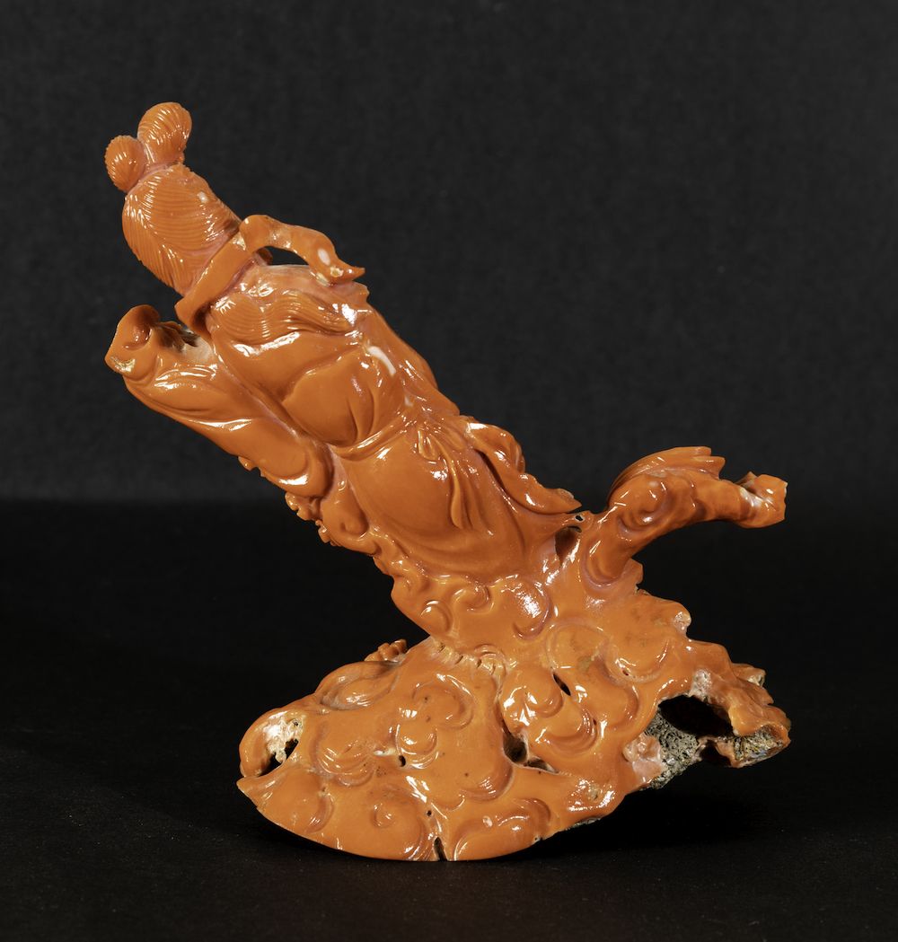 Figura di Guanyin con Cesto di Fiori Scolpita in Corallo, Cina, Inizi XX Secolo