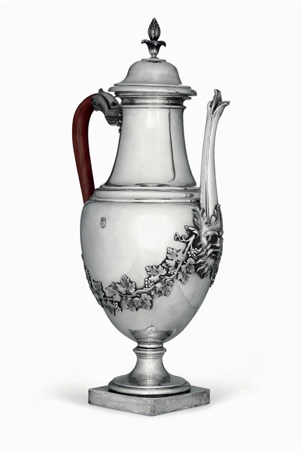 Grande caffettiera in argento fuso, sbalzato e cesellato. Roma, fine del XVIII secolo, bollo dell'argentiere  [..]