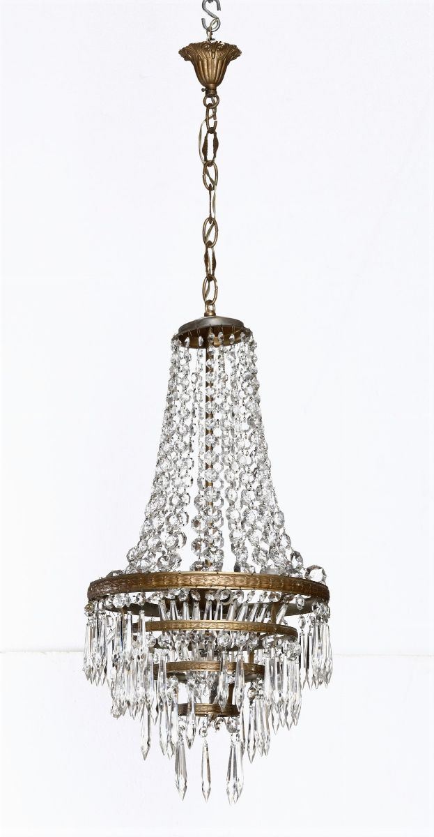 Piccolo lampadario in metallo dorato con gocce in cristallo, XX secolo  - Asta Arredi, Dipinti e Oggetti d'Arte - Cambi Casa d'Aste