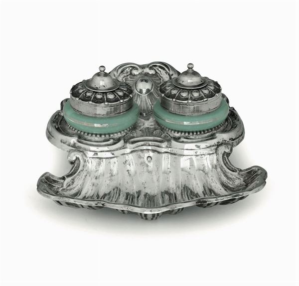 Calamaio in argento fuso, sbalzato e cesellato e vetro opalino colorato, Italia fine del XIX secolo. Bolli di titolo con testa dellâ€™Italia turrita.