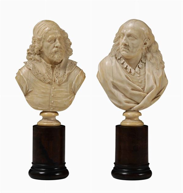 Due busti virili in avorio scolpito su basi in legno tornito ed ebanizzato. Manifattura d’oltralpe, Francia (?) XVIII secolo