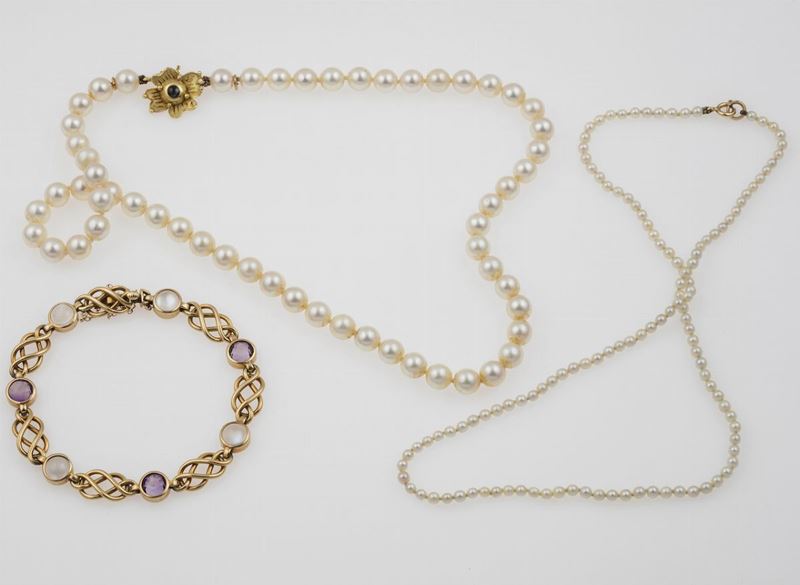 Two cultured pearl necklaces and one bracelet  - Auction Timed Auction Jewels - Cambi Casa d'Aste