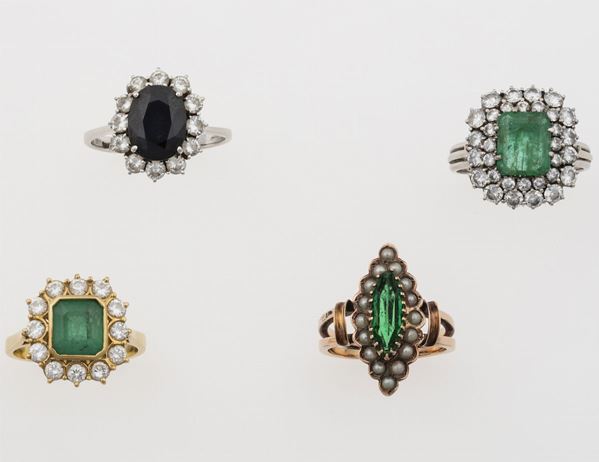 Lotto composto da anello con zaffiro basaltico, due anelli con smeraldo Brasile ed un anello con vetro verde