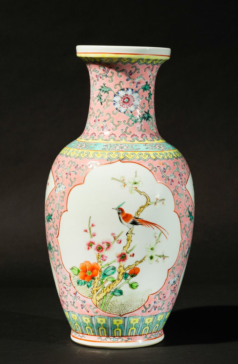 Vaso in Porcellana Famiglia Rosa con Decoro di Uccellini tra i Rami Entro Riserve e Motivi Florea...