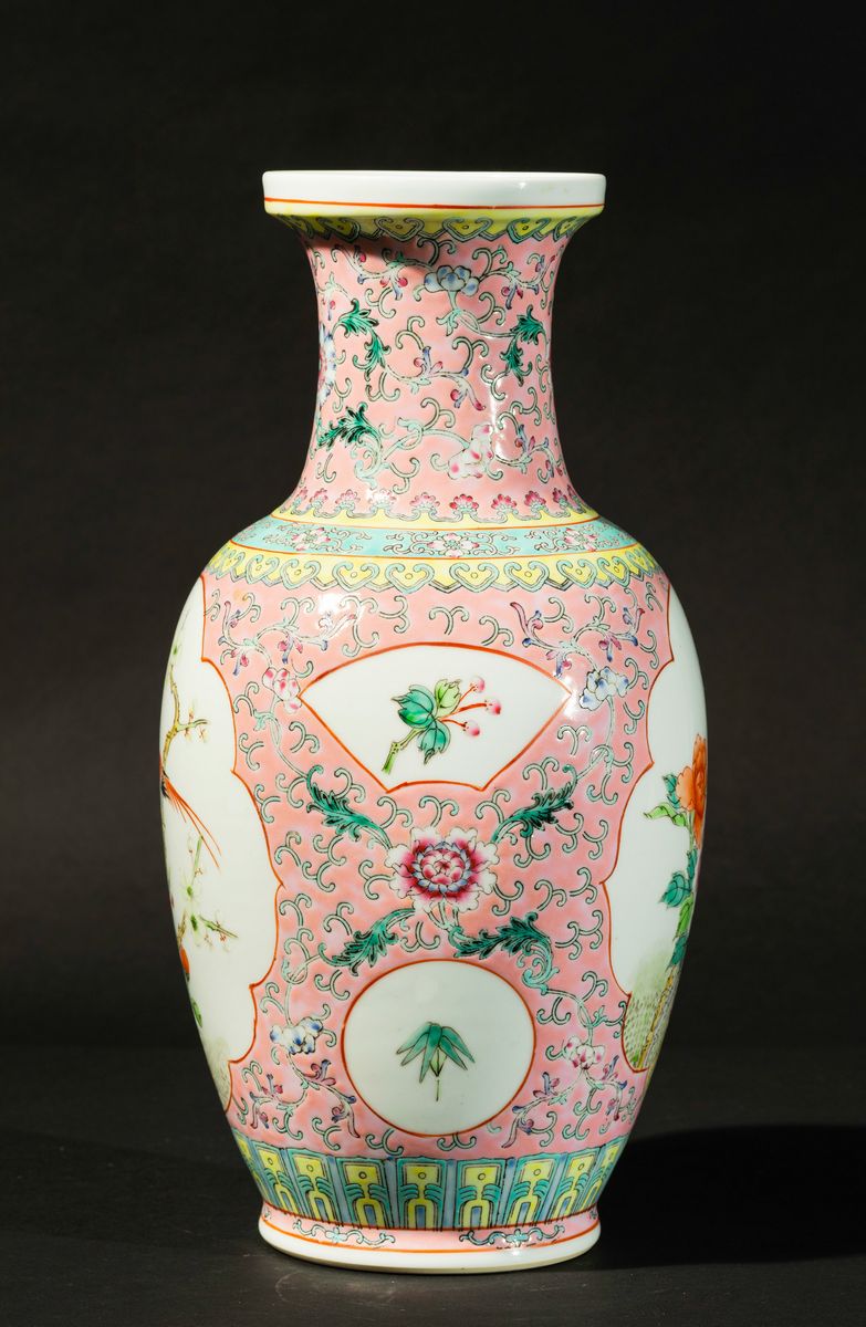 Vaso in Porcellana Famiglia Rosa con Decoro di Uccellini tra i Rami Entro Riserve e Motivi Florea...