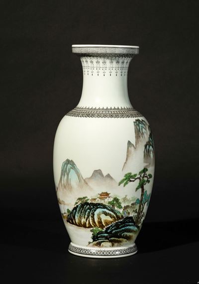 Vaso in Porcellana a Smalti Policromi con Raffigurazione di Paesaggio e Iscrizione, Cina, XX Seco...