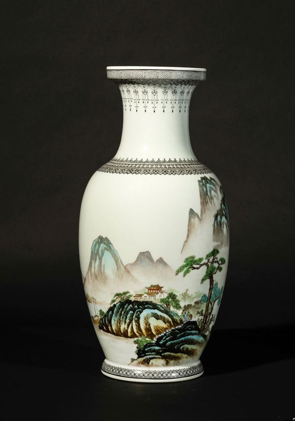 Vaso in porcellana a smalti policromi con raffigurazione di paesaggio e iscrizione, Cina, XX secolo