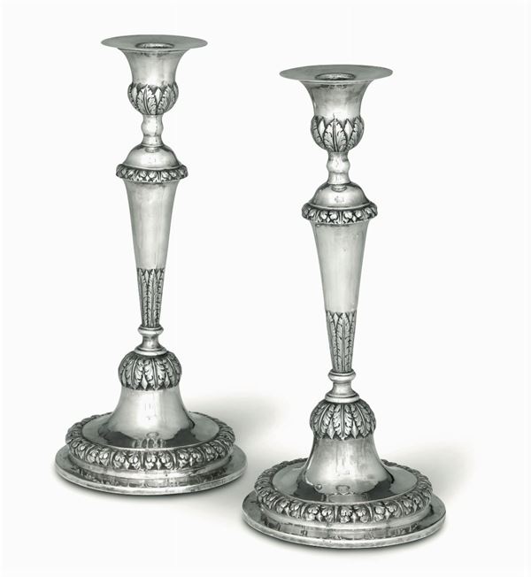 Coppia di candelieri in argento sbalzato, cesellato e inciso Genova, bollo della Torretta per l'anno (1)822