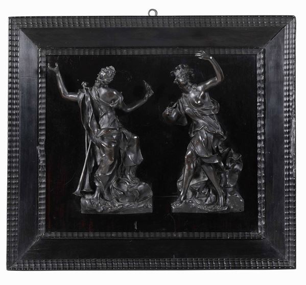 Coppia di rilievi raffiguranti Muse danzanti in bronzo fuso, cesellato e patinato. (Thalia e Melpomene?). Francia XVII-XVIII secolo