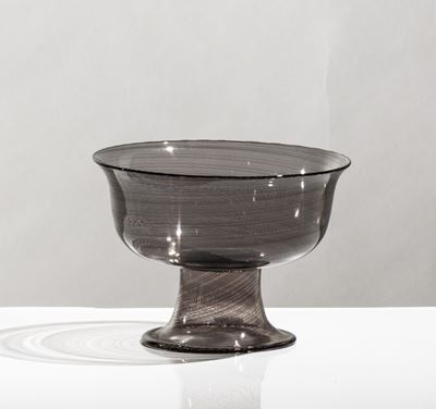 Venini, Coppa nuziale su alto piede in vetro soffiato con filigrana ciclamino (ca. 1980)